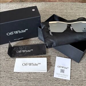 Off-White Sunglasses Rectangle
Semi Rim Silver Frame & Grey Silver Mirror Lens